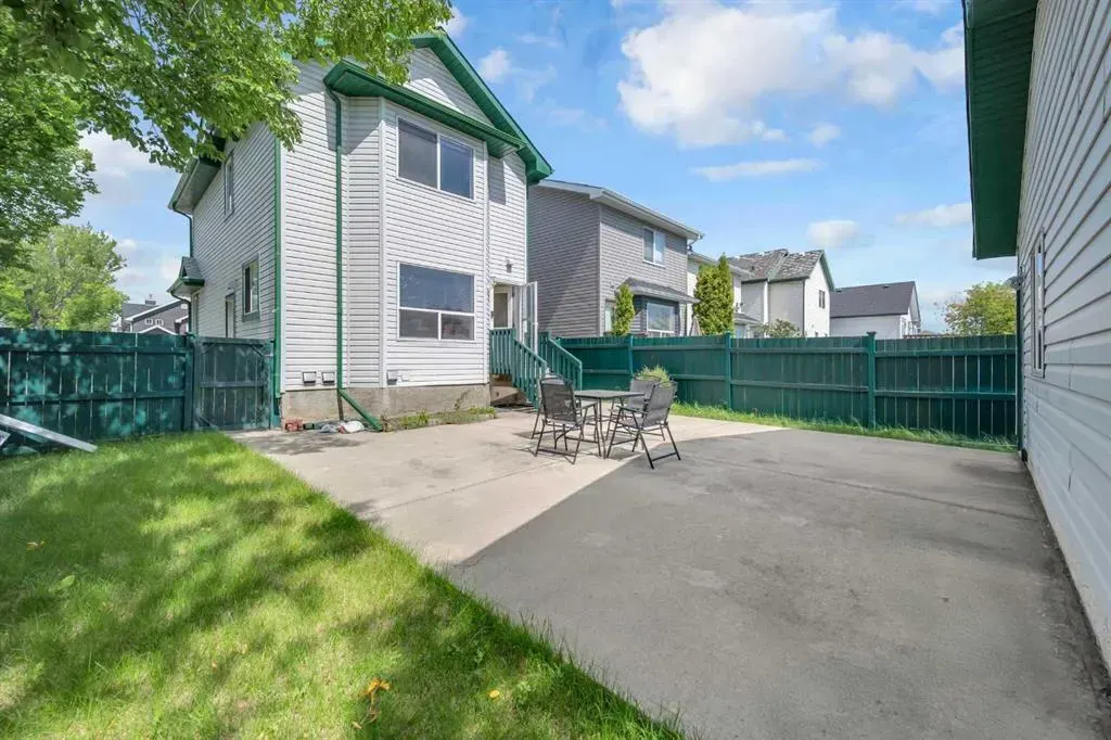 148 Tarington Park NE