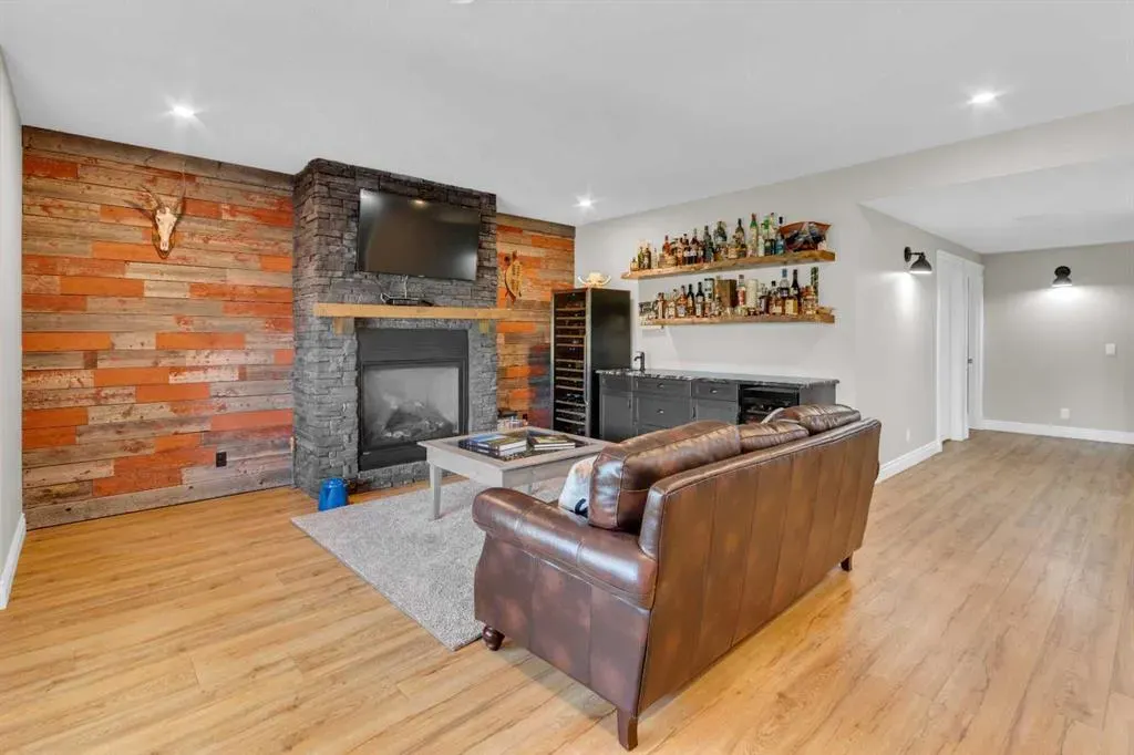 381 Bayside Crescent