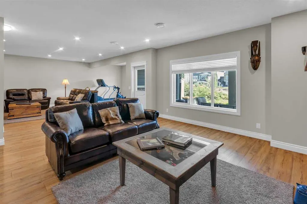 381 Bayside Crescent