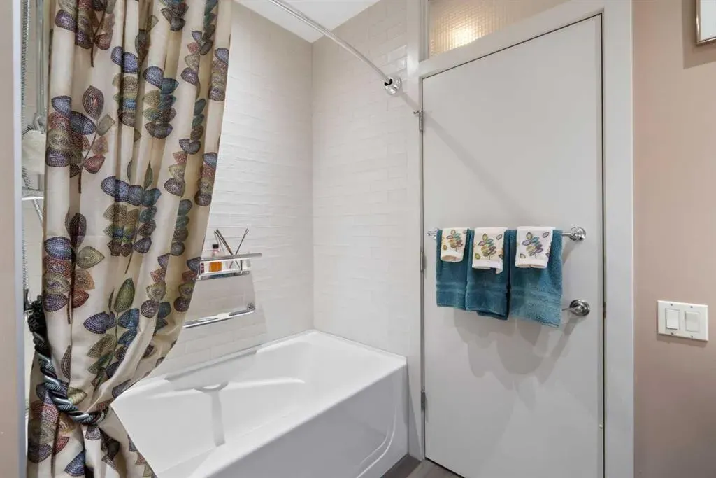 1407 Kensington Close NW, #204