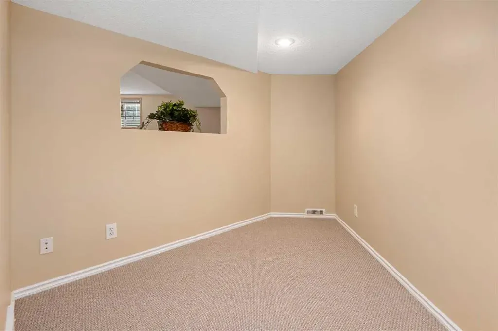 315 De Foras Close NW