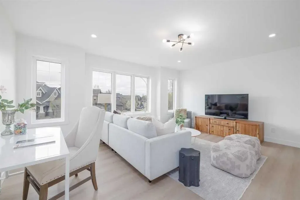 208 Coopers Hill SW