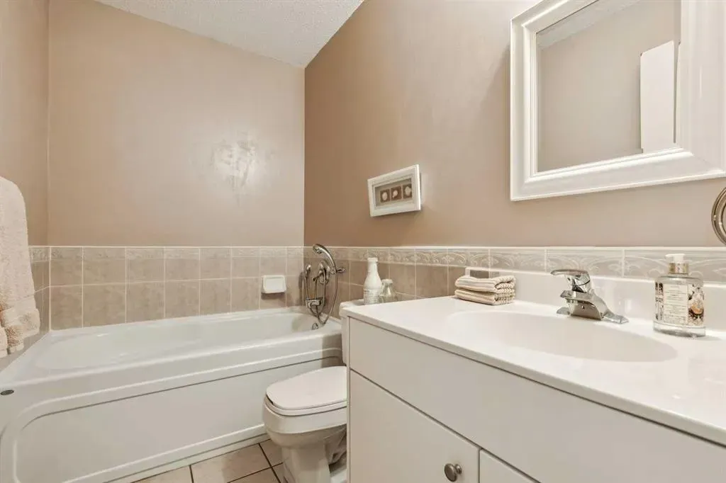 904 Lake Bonavista Green SE