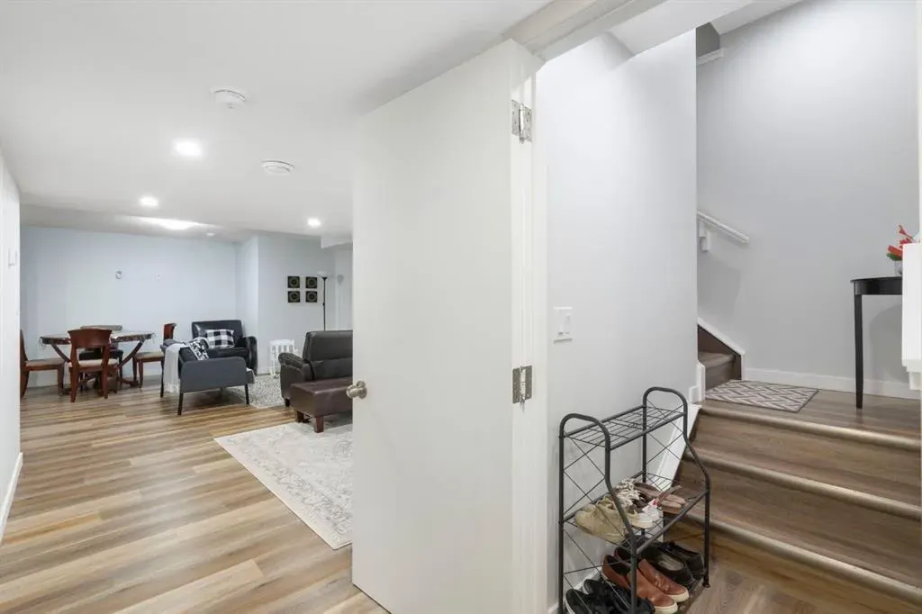306 Corner Meadows Way NE