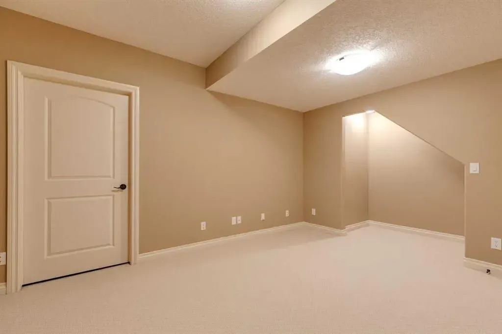 144 Tuscany Ravine Heights NW