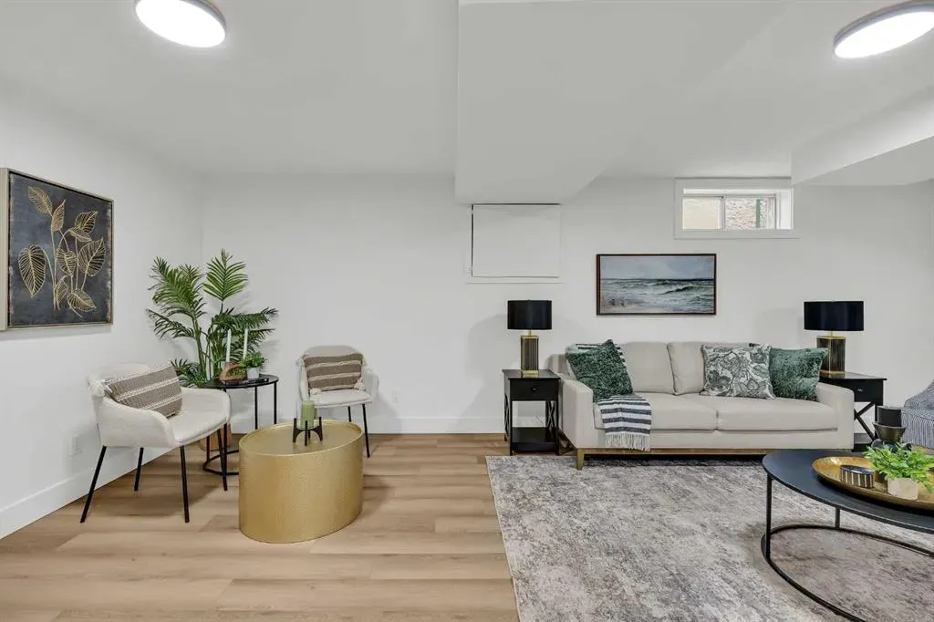 121 Woodford Close SW