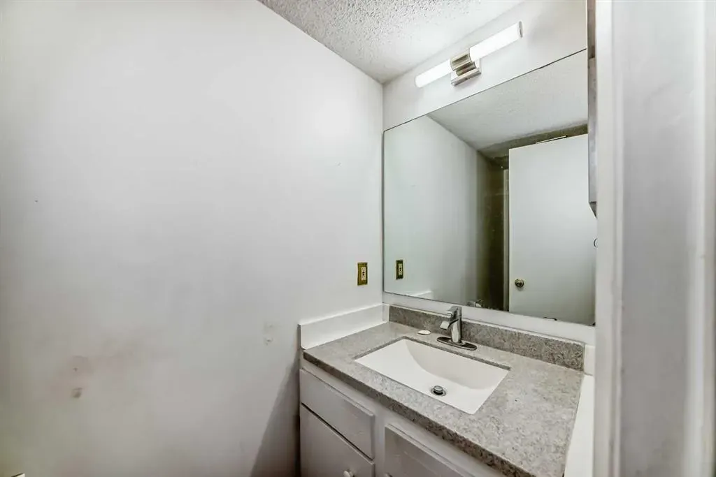 5400 dalhousie Drive NW, #5