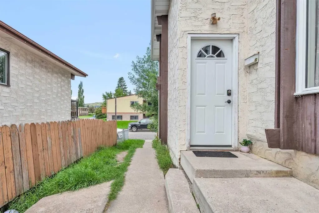 20 Huntley Close NE, #6
