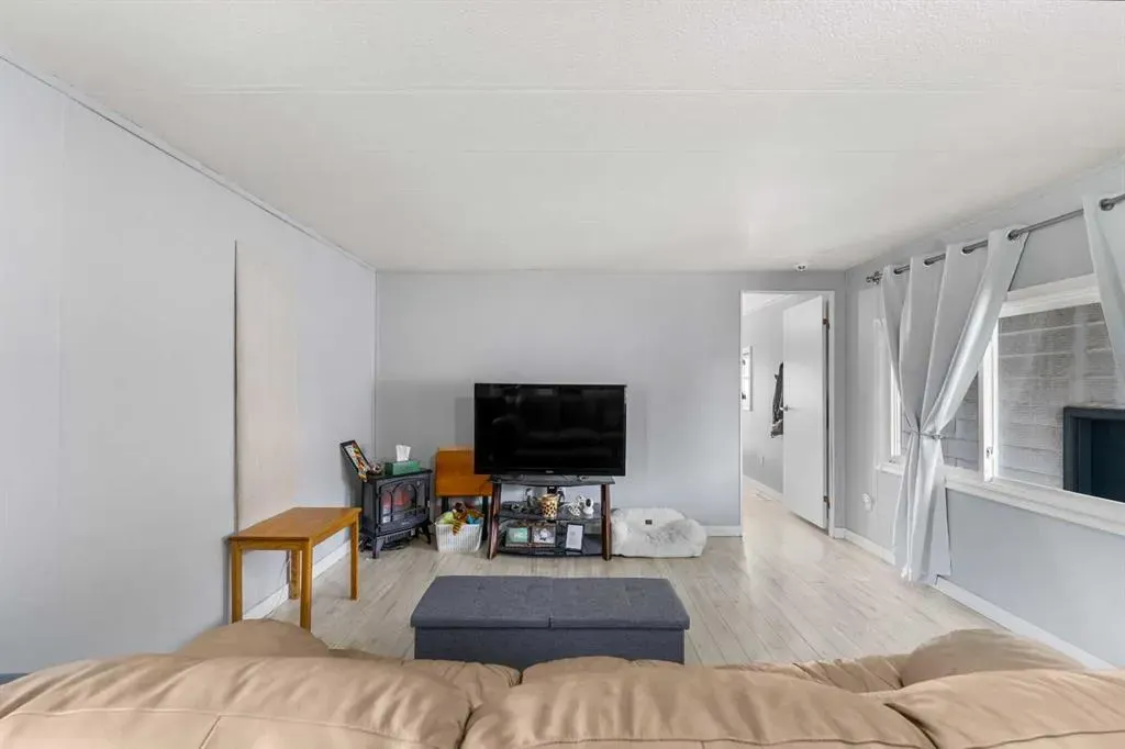 826 Brentwood Crescent