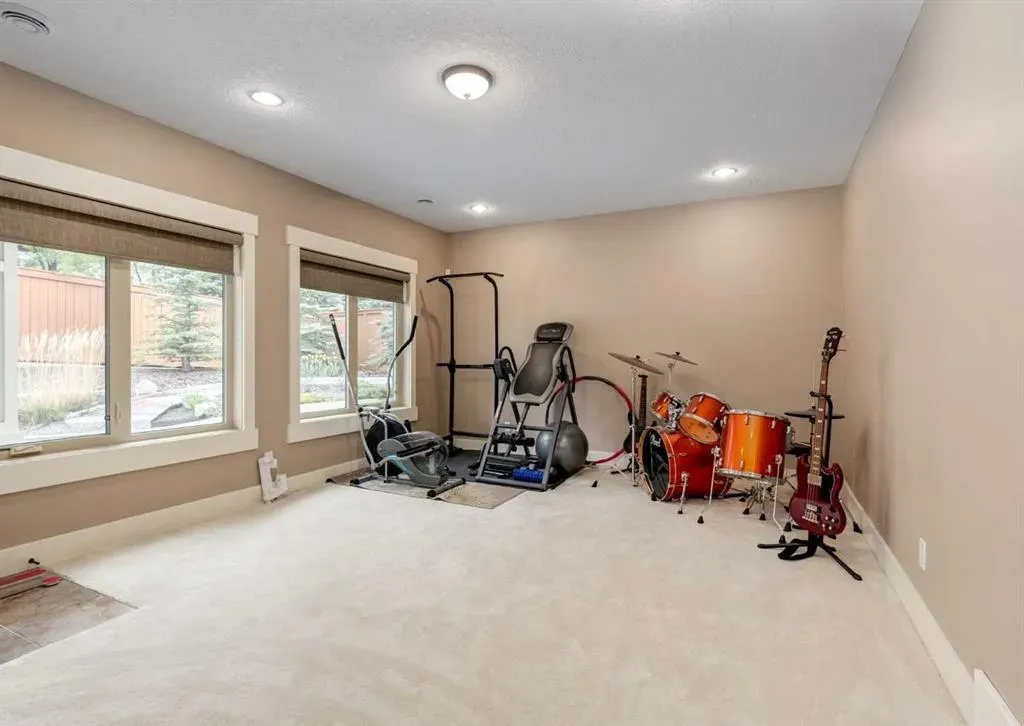 72 Rockcliff Grove NW
