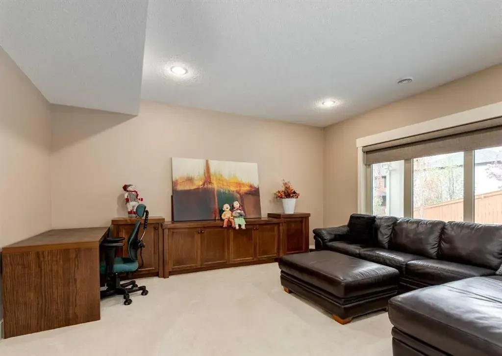 72 Rockcliff Grove NW
