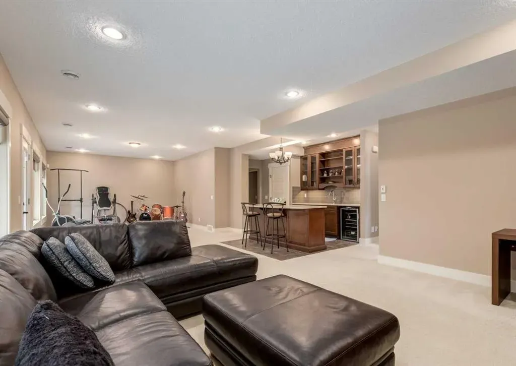 72 Rockcliff Grove NW