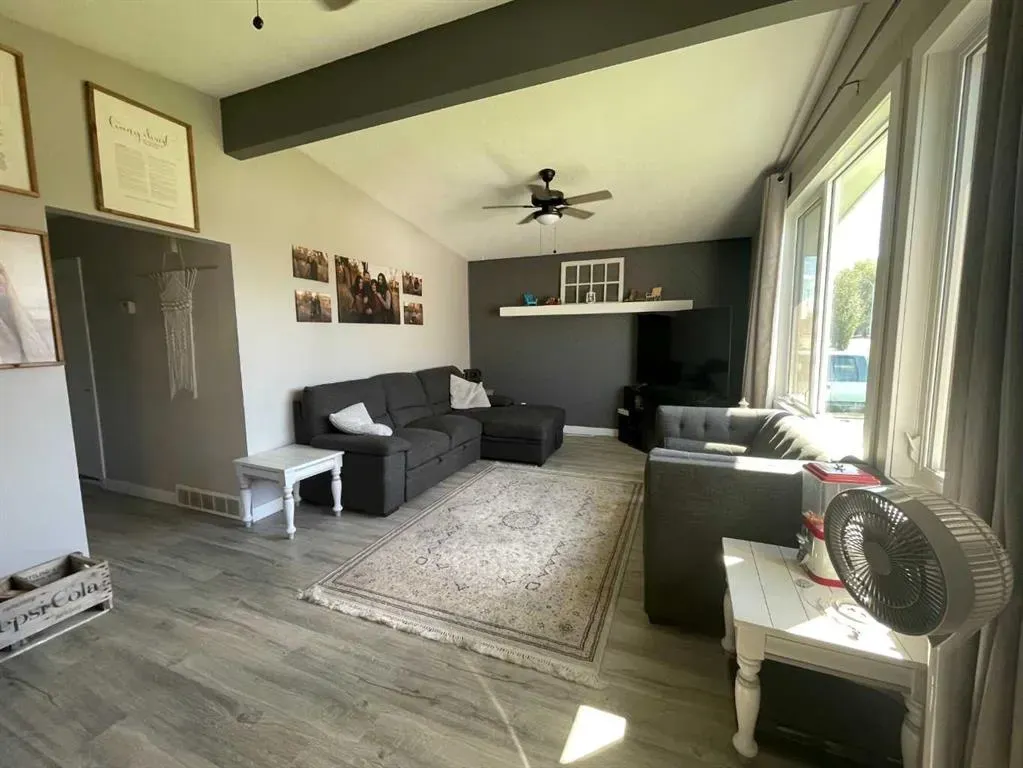 520 6 Street W