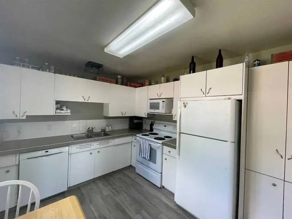 520 6 Street W