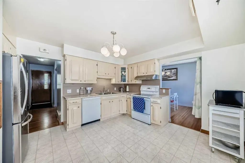 220 Cardiff Drive NW