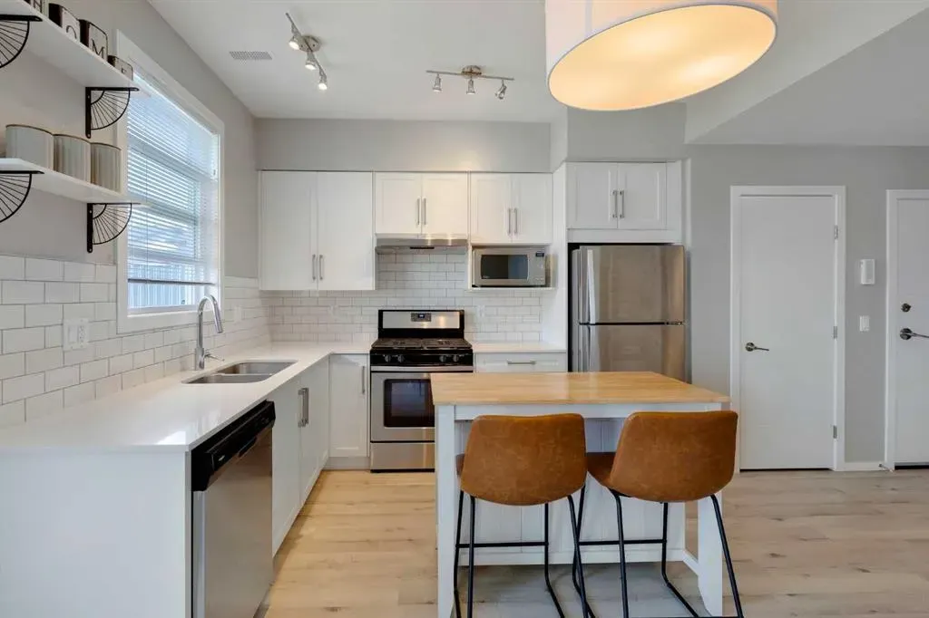 110 Redstone NE, #202
