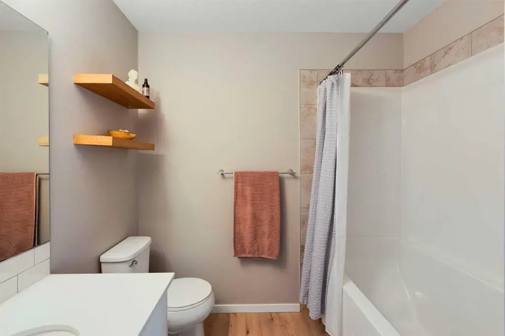 110 Redstone NE, #202