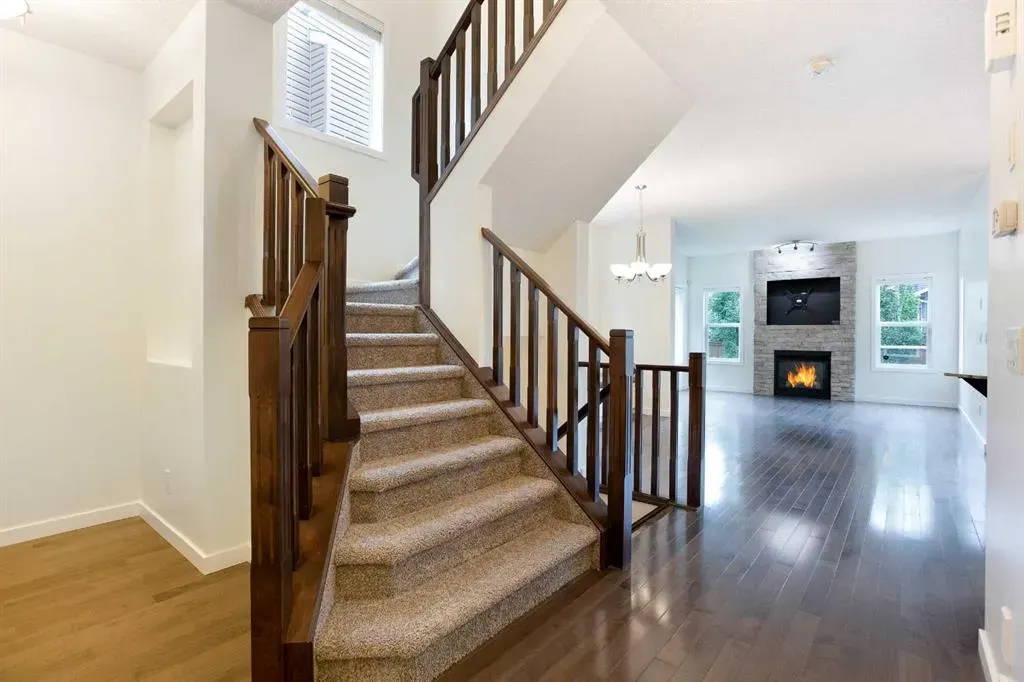 9 Cougar Ridge Rise SW