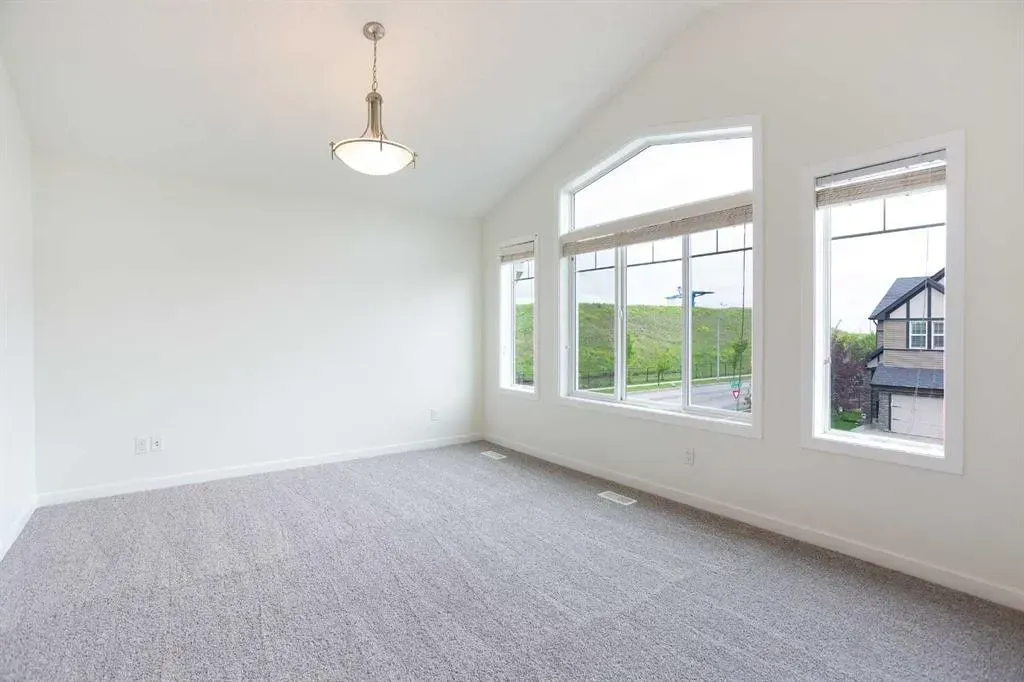 9 Cougar Ridge Rise SW