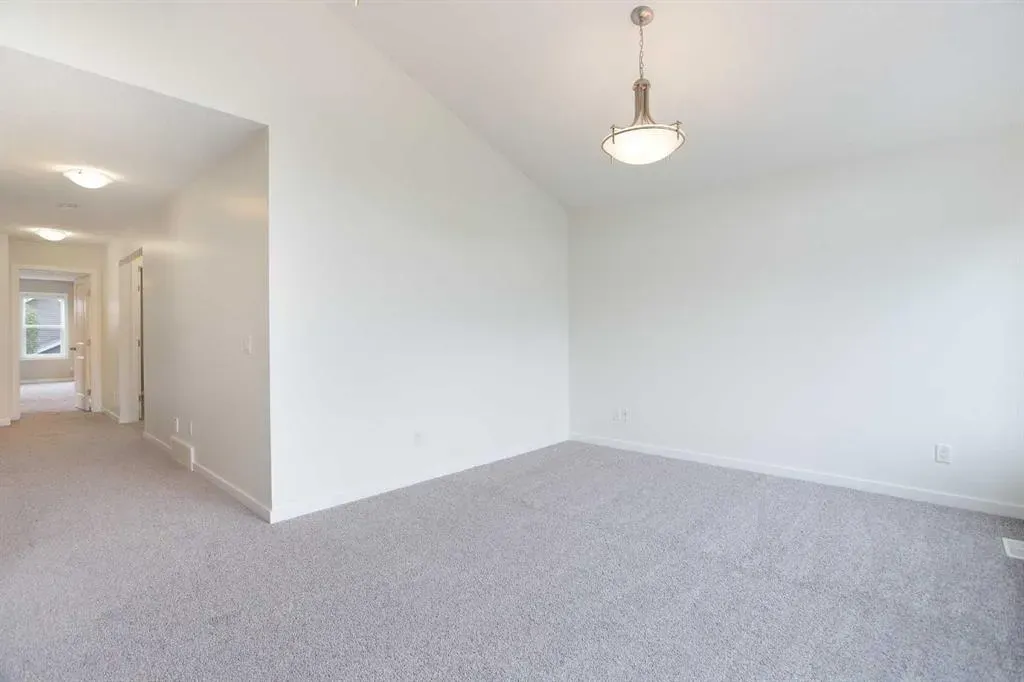 9 Cougar Ridge Rise SW
