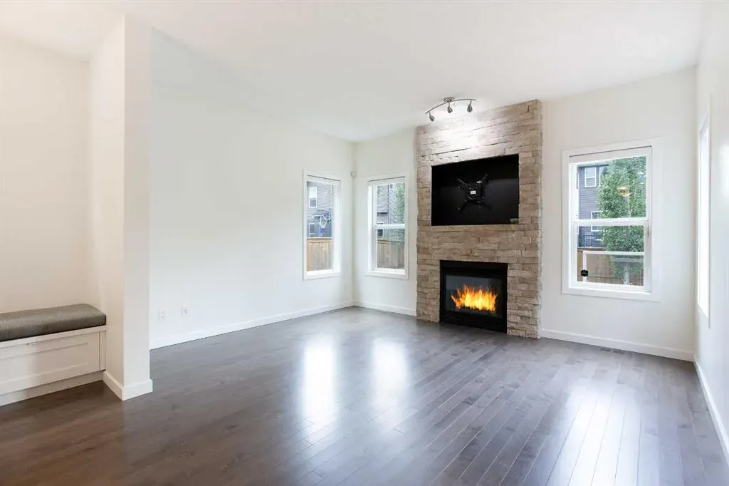 9 Cougar Ridge Rise SW
