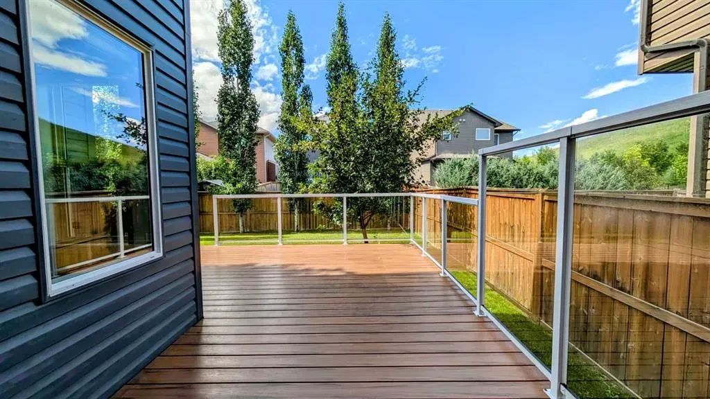 9 Cougar Ridge Rise SW
