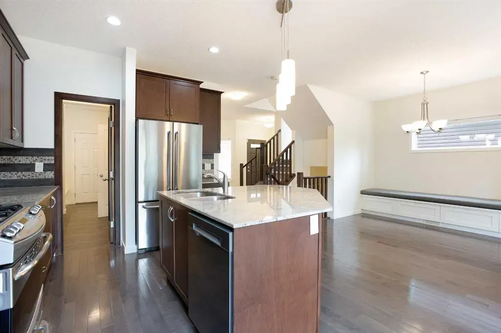 9 Cougar Ridge Rise SW