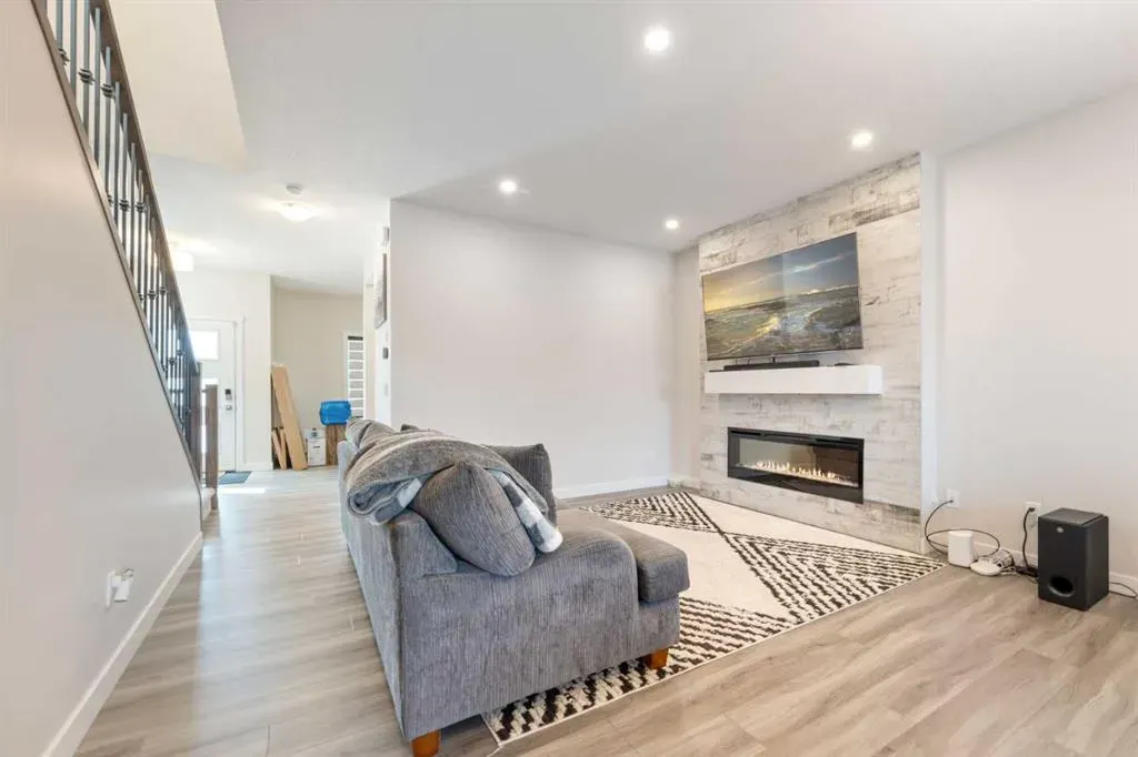 28 Sage Hill Crescent NW