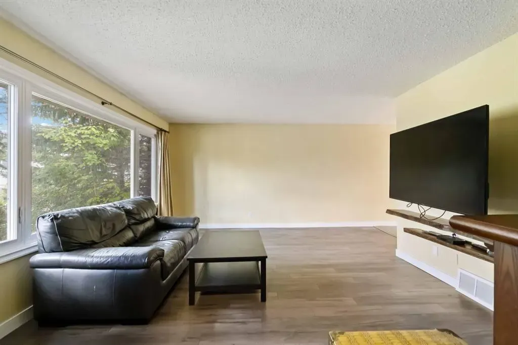 106 Hilltop Crescent
