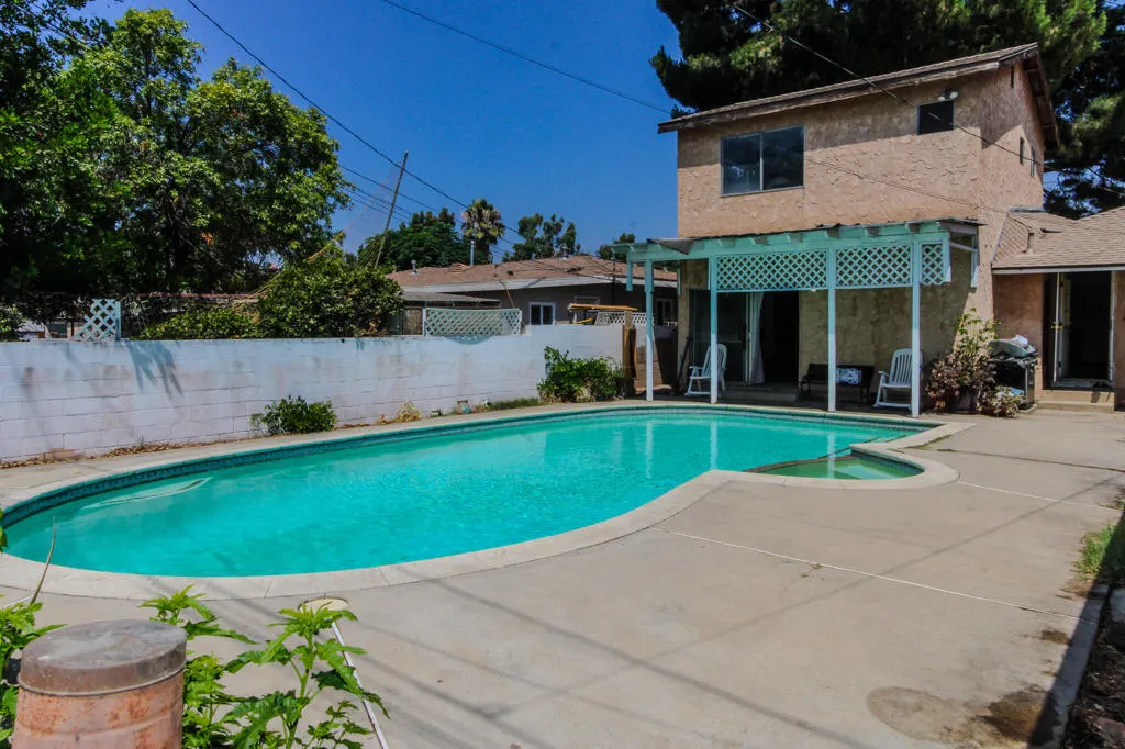 945 W J Street