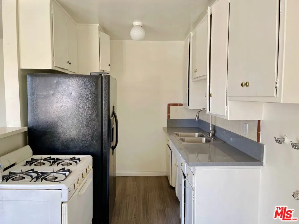 305 E Navilla Place