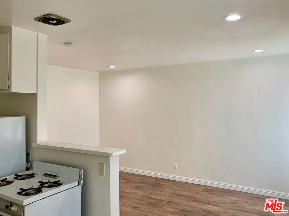305 E Navilla Place