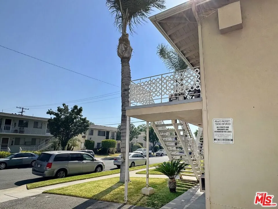 305 E Navilla Place