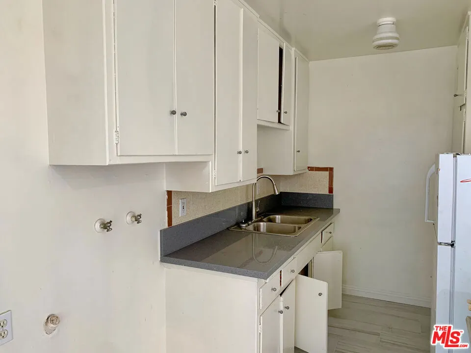 305 E Navilla Place
