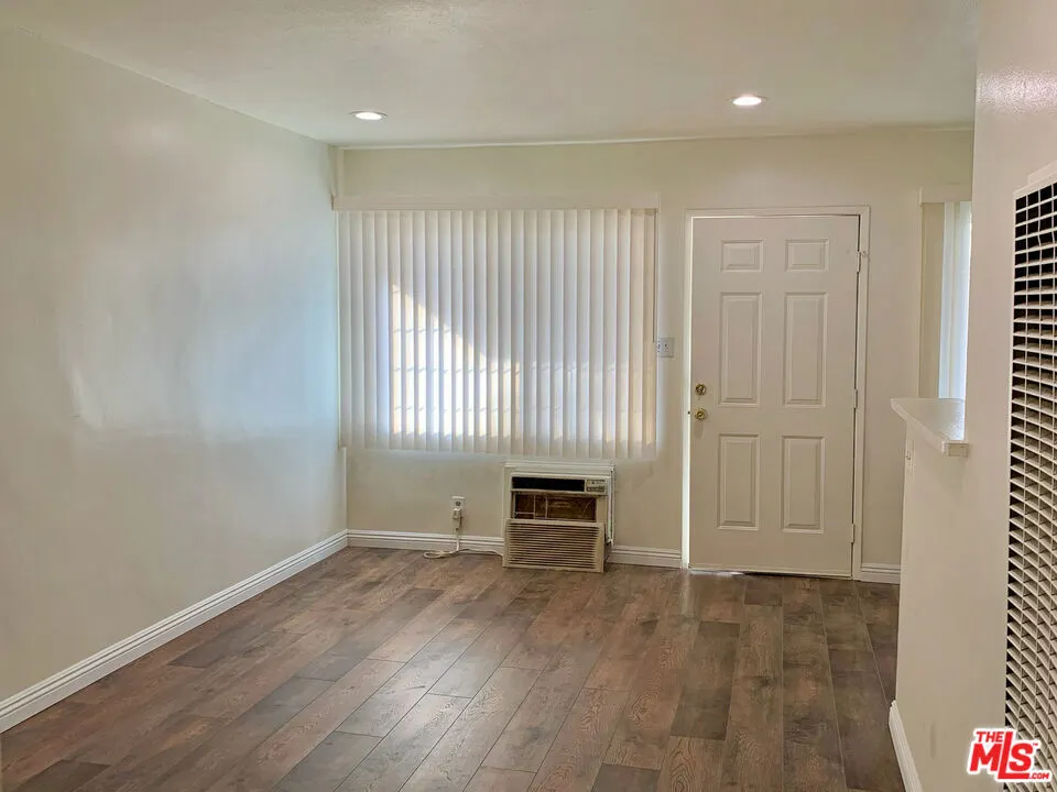 305 E Navilla Place