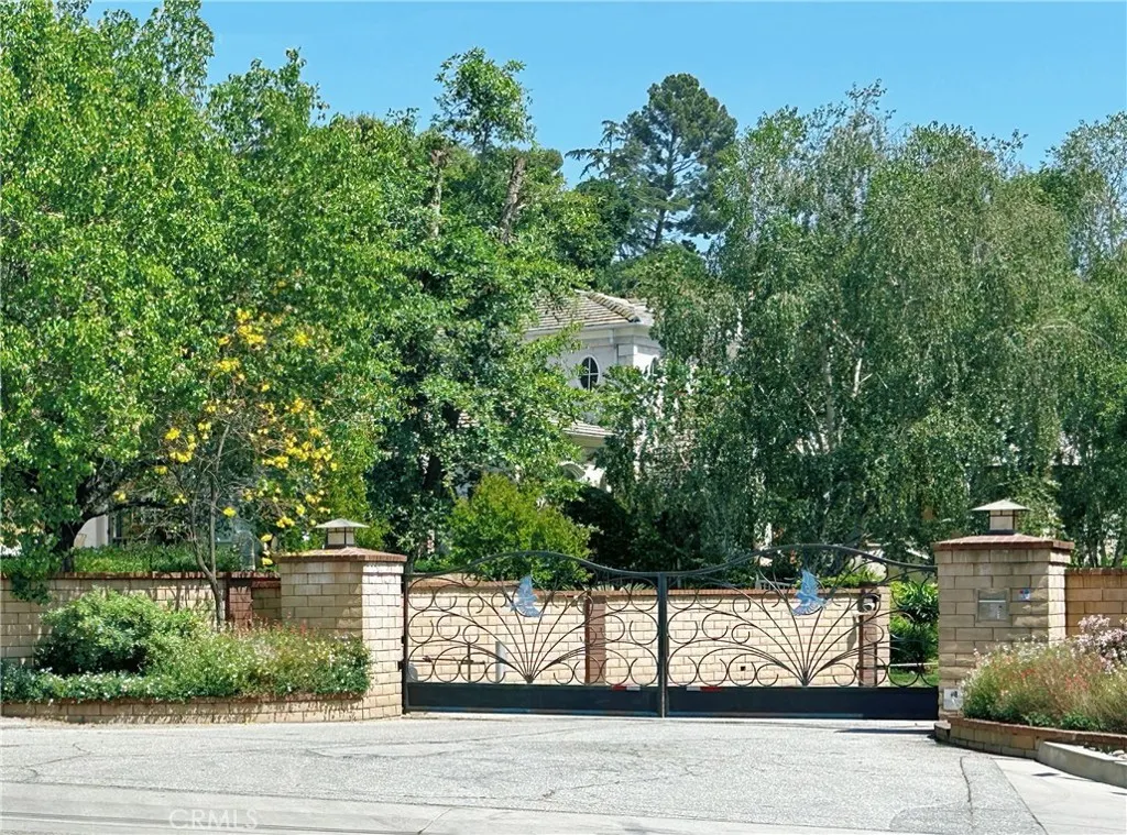 1826 Bluebird Road