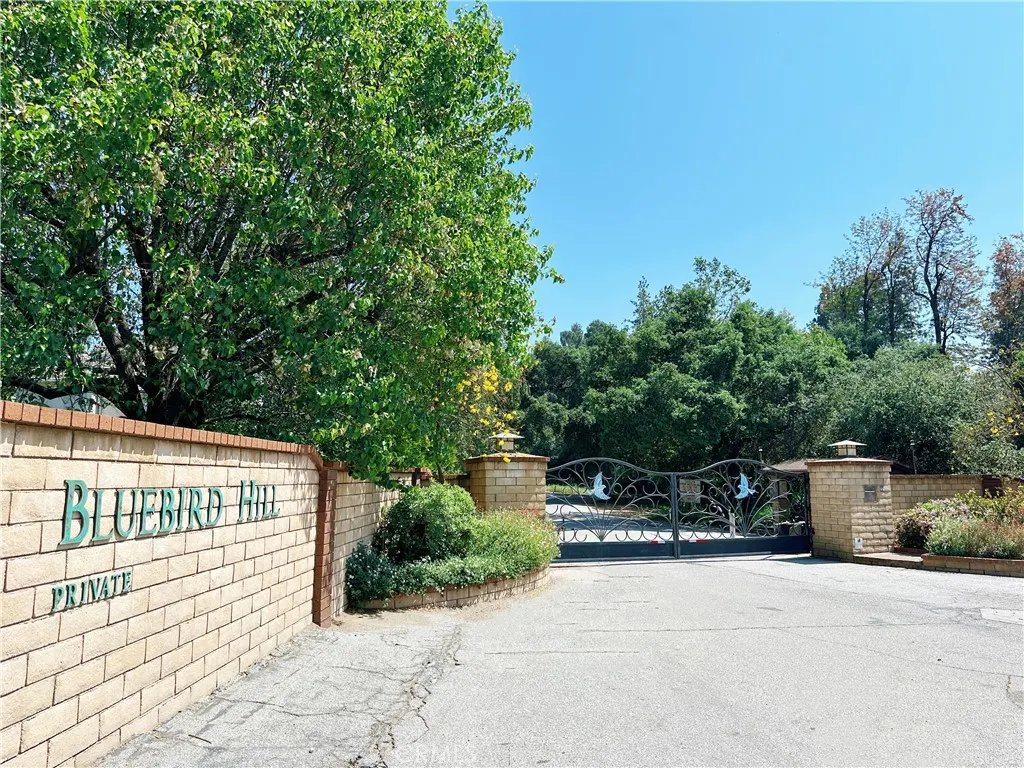 1826 Bluebird Road