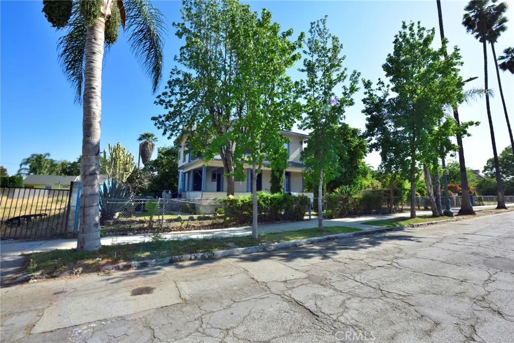 724 W 2nd Street
