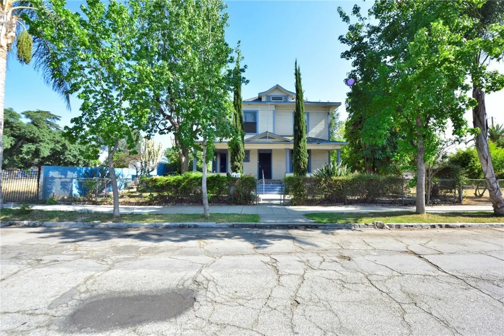 724 W 2nd Street