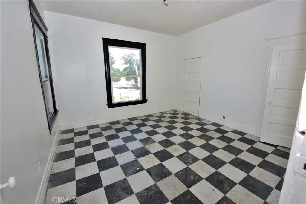 724 W 2nd Street