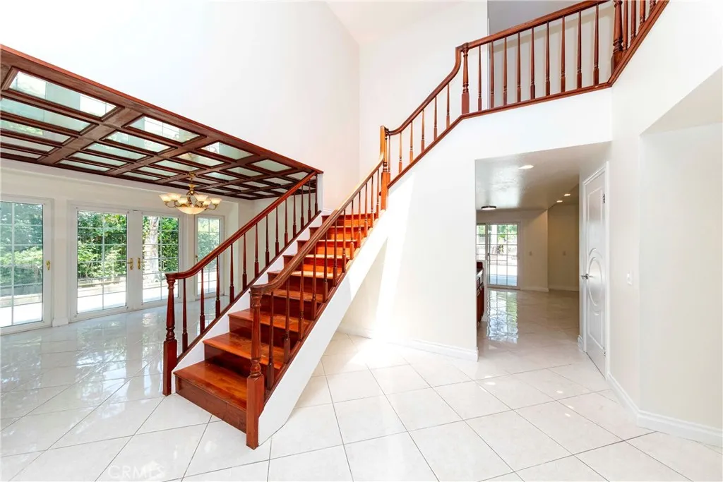 3025 E Hillside Drive