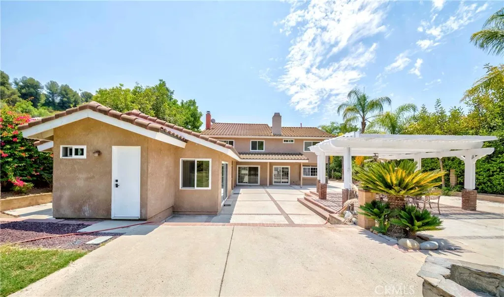 3025 E Hillside Drive