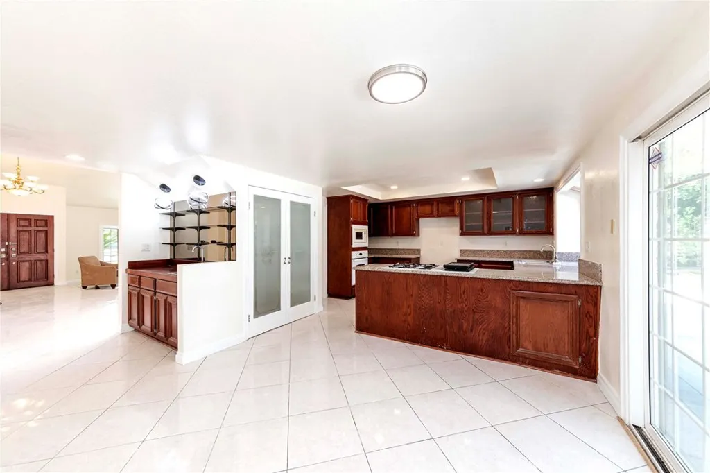 3025 E Hillside Drive