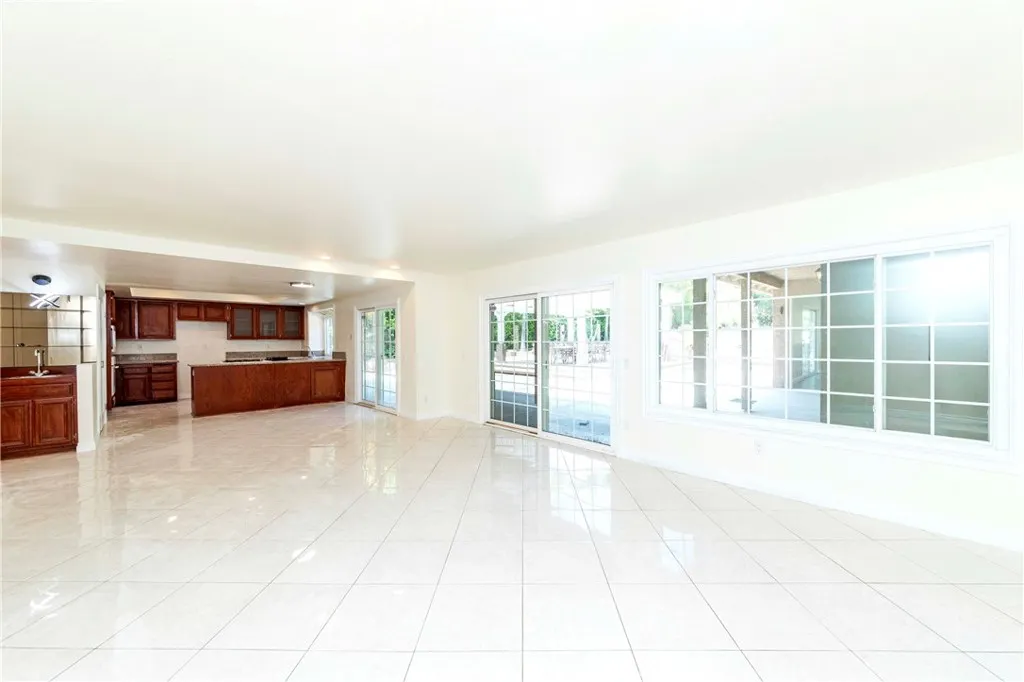 3025 E Hillside Drive