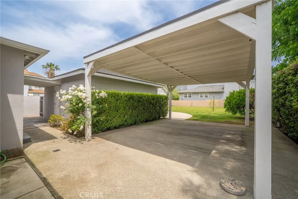 323 W Bennett Avenue