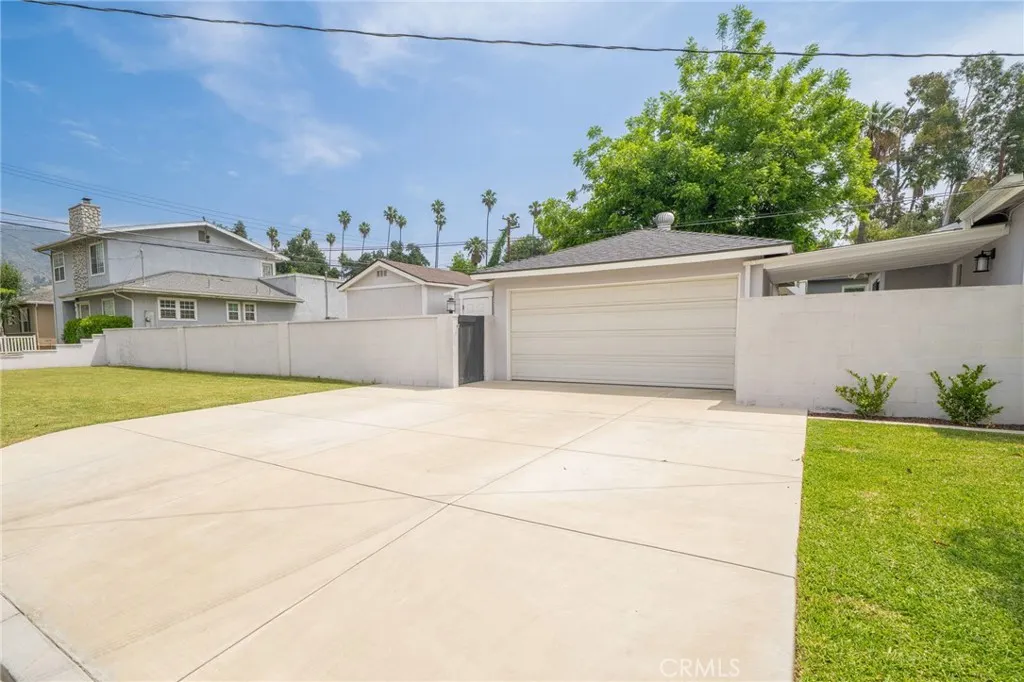 323 W Bennett Avenue