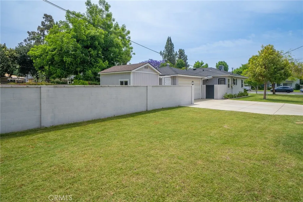323 W Bennett Avenue