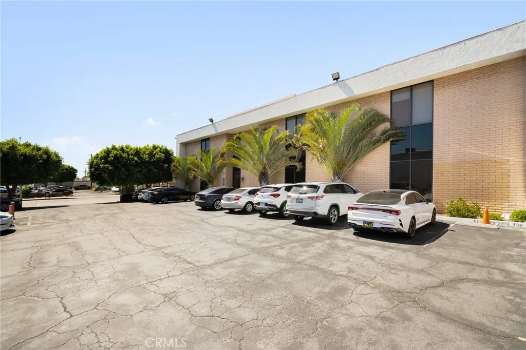 100 S Citrus Avenue