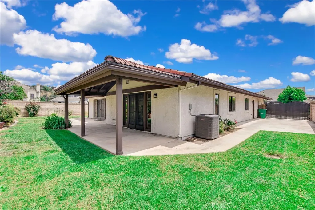 5697 Los Robles