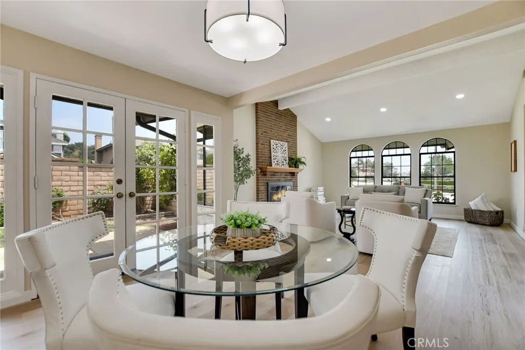 5697 Los Robles